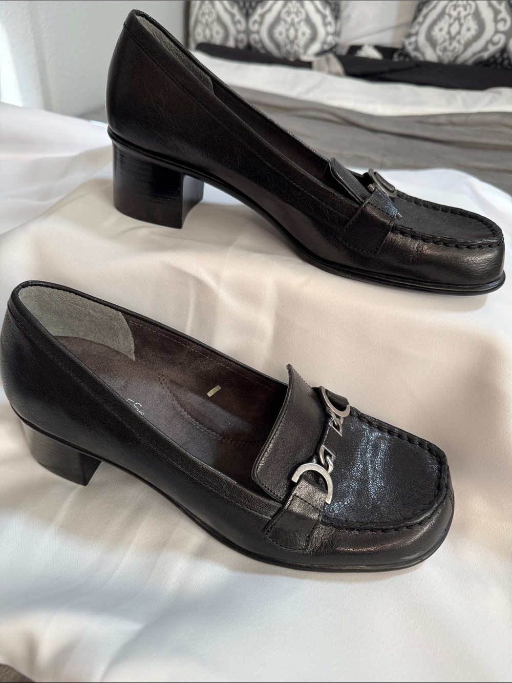 AEROSOLES womens Black Leather Bit Loafers with Low Block Heel Sz 10M